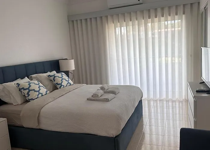 Deolinda - Nossa Sra Da Rocha * Porches (Algarve)